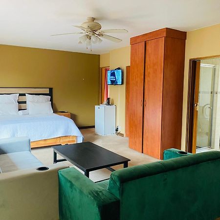 C And C Guest House/ Bed And Breakfast Pretoria Bagian luar foto