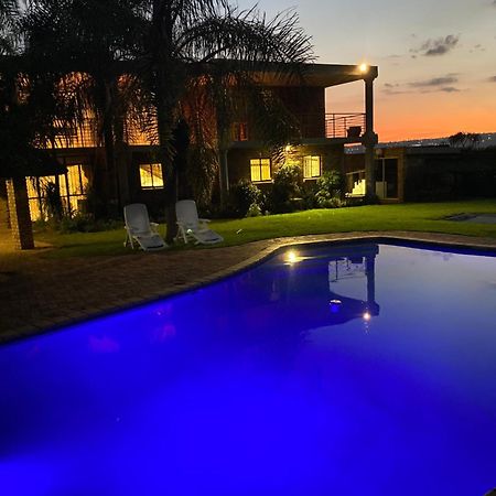C And C Guest House/ Bed And Breakfast Pretoria Bagian luar foto