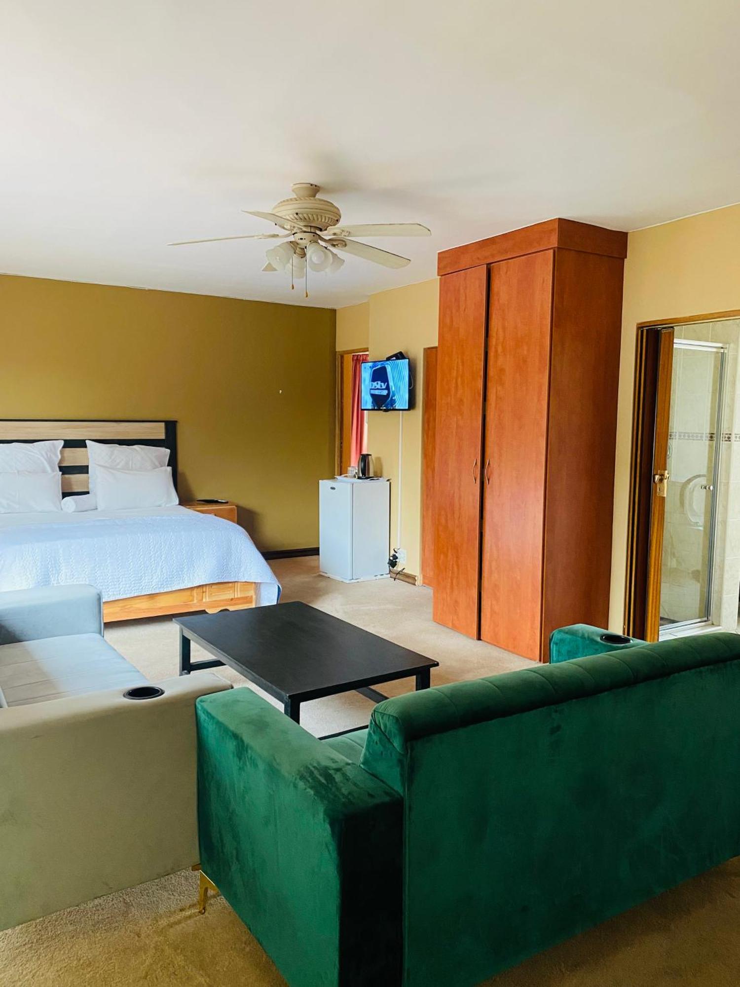 C And C Guest House/ Bed And Breakfast Pretoria Bagian luar foto