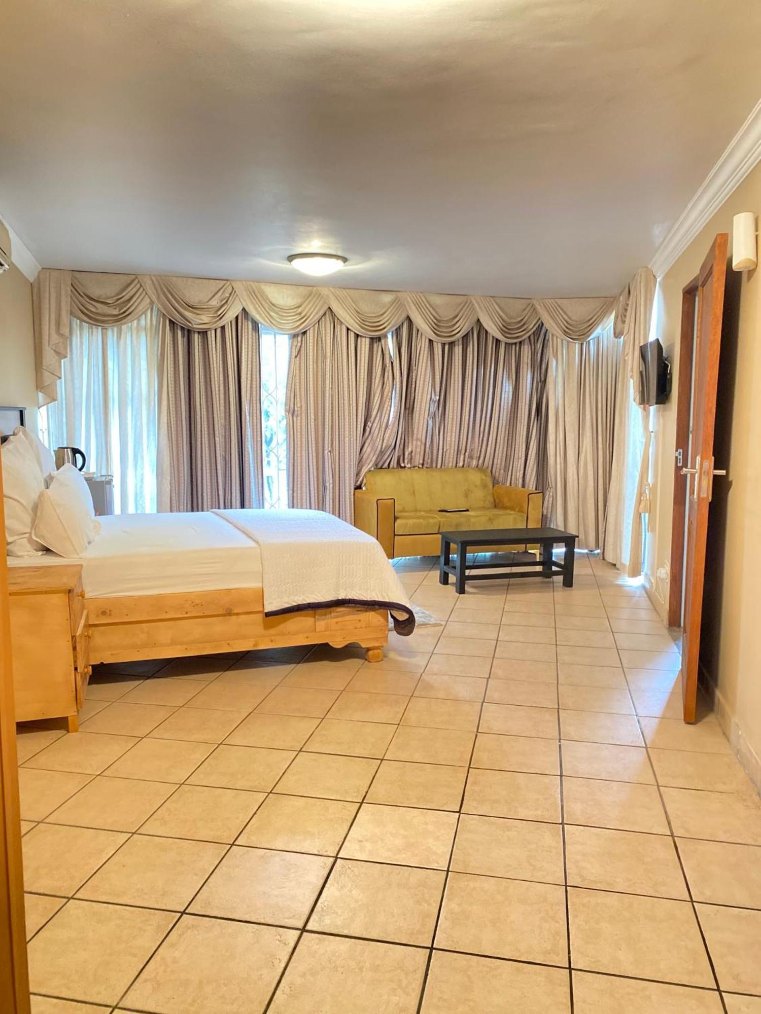 C And C Guest House/ Bed And Breakfast Pretoria Bagian luar foto