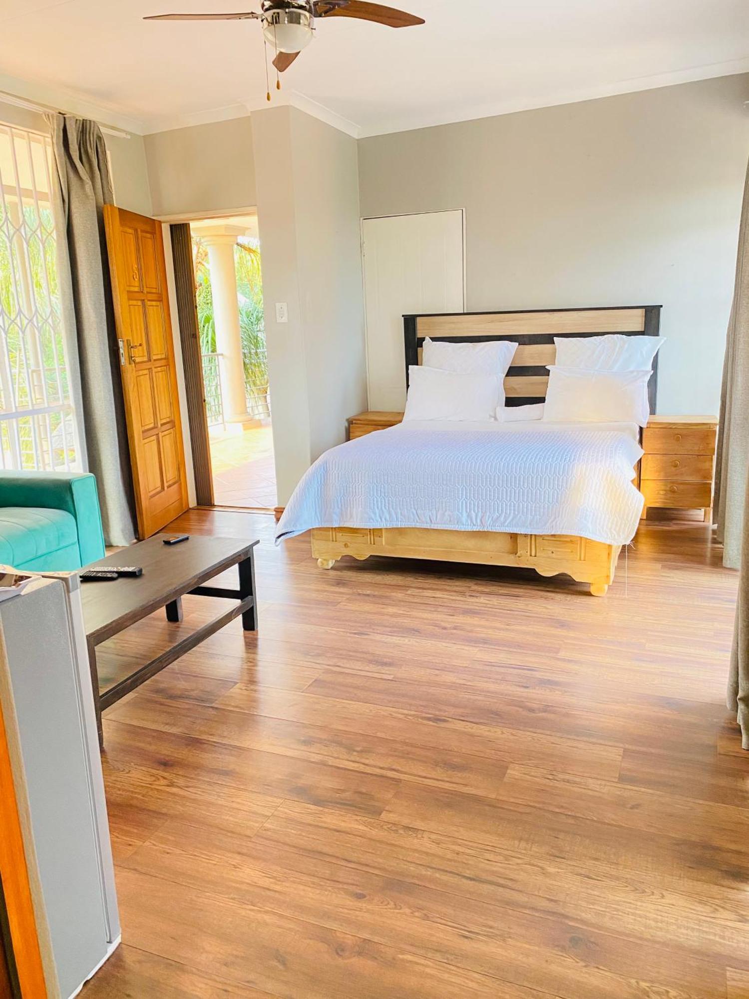 C And C Guest House/ Bed And Breakfast Pretoria Bagian luar foto