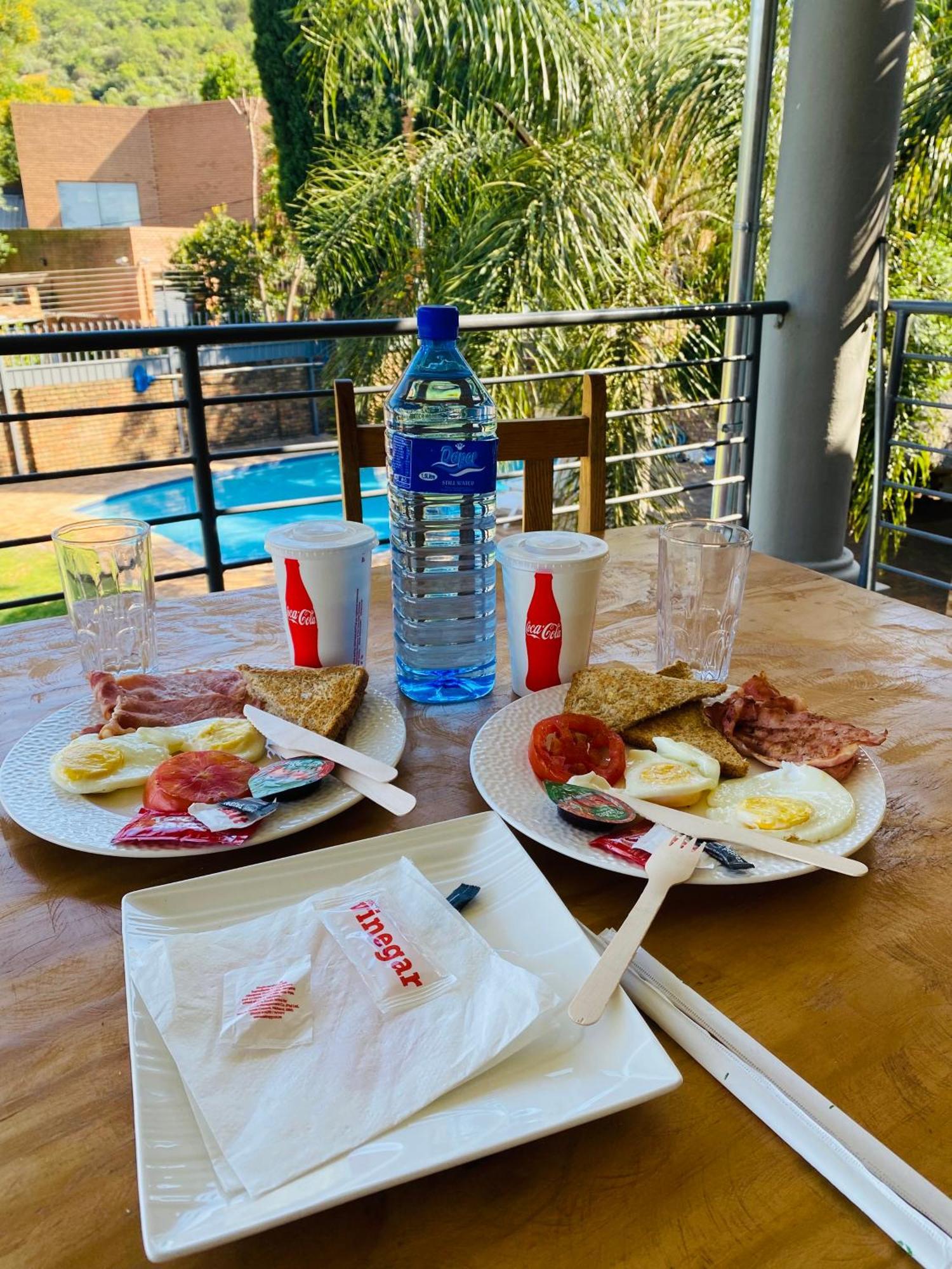 C And C Guest House/ Bed And Breakfast Pretoria Bagian luar foto
